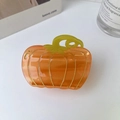 Dettaglio macro della molletta a zucca con contorni in seta dorata su finitura acetato - Zucca Arancione