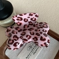 Dettaglio del fermaglio per capelli a farfalla con stampa leopardata rosa lucida - Papillon Rosa 7.7cm