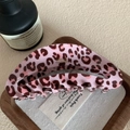 Dettaglio del mollettone rosa leopardato con incisione dorata France Handmade - Mezzaluna Rosa 10.2cm
