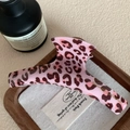 Dettaglio della pinza per capelli leopardata rosa con scritte dorate su vassoio - Dritto Rosa 11cm