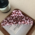Dettaglio della grande pinza per capelli rosa leopardata con scritta Barrette La France oro - Semicerchio Rosa 10cm