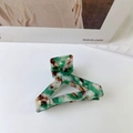 Dettaglio della grande molletta per capelli in acetato con design a triangolo e tartaruga - Verde