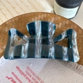Grande pince à cheveux en acétate marbré bleu sarcelle sur un plateau tressé - 9cm / Bleu marine