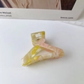 Dettaglio del fermaglio a triangolo in acetato con trama marmorizzata rosa e gialla - Giallo