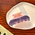 Détail d'une grande pince à cheveux drapeau américain sur une assiette en céramique - Style B