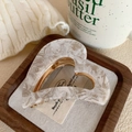 Pinza per capelli a cuore in acetato marmorizzato crema con molla dorata su vassoio - 7.2CM / Beige