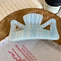 Grande pince à cheveux rayée en acétate bleu clair et blanc crème élégante - 9cm / Bleu Clair