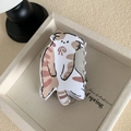 Dettaglio di un grazioso fermaglio per capelli a gatto bianco con fiocco rosso su base beige - Stile 3-Gatto Calico / 8.5cm