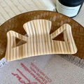Grande pince à cheveux en acétate rayé crème et marron avec motif marbré - 9cm / Beige