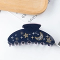 Gros plan sur la pince à cheveux en résine bleu foncé avec motifs lune et étoiles en strass - Bleu Foncé (A10-4-8)