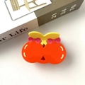 Detailaufnahme einer süßen Kirsch-Haarklammer mit orangefarbenen Früchten und rosa Schleifen - Orange Kirsche