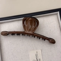 Dettaglio del grande fermaglio per capelli ambra con finitura tartaruga e superficie lucida - Marrone / 13cm