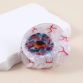 Detail van creatieve oogbal haarklem met rode bloedvaten en blauw-rode iris - Stijl A Wit