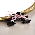 Détail d'une pince à cheveux noire avec ruban rose style ballet et design à lacets - 8cm / Noir