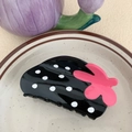 Vista dettagliata della molletta per capelli nera a pois con decorazione floreale rosa - Nero