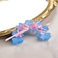 Detailaufnahme der Haarklammer im Balletcore-Stil mit blauen Herzen und Rosa Schleife - 8cm / Blau