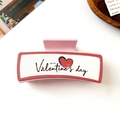 Dettaglio della pinza per capelli a cuore rosa con scritta Valentine's Day su bianco - Felice San Valentino Rosa (Clip Quadrata 3#10.5cm)