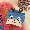 Détail de la pince à cheveux dragon bleu et beige en acétate avec caractère Fu doré - Bleu-7.5cm