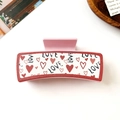Detail einer rosa rechteckigen Haarklammer mit roten Herzen und Love Textmustern - Liebeserklärung Rosa (8#10.5cm Quadratischer Clip)