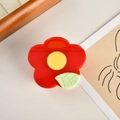 Dettaglio macro di un fermaglio per capelli a fiore rosso in acetato con foglia verde - Fermaglio per Capelli Fiore Rosso