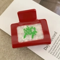 Gros plan sur la pince à cheveux Mahjong rouge avec caractère Fa vert sur blanc - 5cm / Rouge