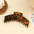 Détail d'une grande pince à cheveux en résine ambrée avec motif d'écaille de tortue classique - Grande Pince à Cheveux / Écaille de Tortue Foncée