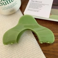Gros plan d'une pince à cheveux vert herbe en acétate avec un design incurvé lisse - Vert-10.7cm