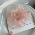 Gros plan sur la pince à cheveux fleur en tulle rose avec perles et pétales doux - Pinces à cheveux bec de canard / Rose