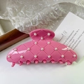 Detalle de la pinza para el pelo rosa acolchada con perlas y textura de resina brillante - Rosa 12cm