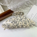 Détail d'une pince à cheveux en acétate marbré crème avec motif matelassé et perles - Gris Beige 12cm