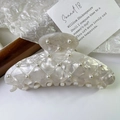 Détail de la pince à cheveux en acétate crème avec perles et motif matelassé chic - Blanc Jade 12cm