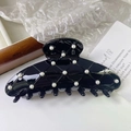 Détail d'une pince à cheveux noire brillante à motif matelassé et perles nacrées - Noir 12cm