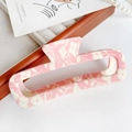 Dettaglio della pinza per capelli a fiori rosa con design traforato su sfondo sobrio - Piccolo Fiore Beige 13CM