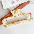 Dettaglio di una grande pinza per capelli crema con stampe floreali rosa e acrilico - Floreale Brillante 13CM