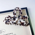 Detalle de la pinza de pelo de acetato hecha a mano con diseño de lazo tricolor - 8.2cm / Estilo Café Blanco (A696)