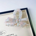 Primer plano de pinza para el pelo de acetato hecha a mano con diseño de mosaico - 8.2cm / Estilo Floral Rosa (A696)