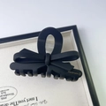 Detalle de pinza para pelo con lazo negro mate e inscripción dorada hecha a mano - 8.2cm / Estilo Negro (A696)
