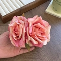 Détail d'une grande pince à cheveux rose 3D avec dégradé pêche et feuilles vertes souples - Rose rose