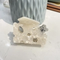 Detailansicht der großen cremefarbenen Haarklammer in Käseform mit einer kleinen 3D-Maus - Ca. 8cm / Cremeweiß Marmor