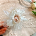 Grande molletta per capelli a fiore con petali di seta bianca e rosa centrale rosa - 13cm / Beige
