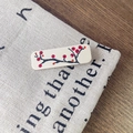 Détail d'une pince à cheveux rectangulaire en acétate avec motif de branche naturelle - Pinces à cheveux bec de canard / 5cm x 1,6cm / Beige