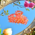 Haarklammer aus Acryl mit Erdbeermuster und Spiegelreflexion vor blauem Himmel - Erdbeere 10.5cm