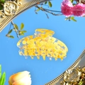 Detail der gelben Acryl Haarklammer mit Zitronenmuster und Gravur auf einer Spiegelfläche - Orange 10.5cm