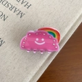 Détail de la pince à cheveux nuage rose avec strass et motif de visage souriant blanc - 5cm / Rose rosé