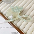 Detail showing the marbled ginkgo leaf hair claw clip with a white pearl accent - 10cm / Cyan White