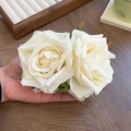 Pince à cheveux avec roses en tissu blanc crème et feuilles vertes en main - Blanc