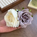 Eleganter großer 3D Rosen-Haarclip in Cremeweiß und Vintage Malve im Blumenstil - Weiß + Lila