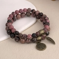 Détail du bracelet double couche en rhodonite avec breloques arbre de vie et feuille - Rhodochrosite Chinoise