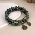 Détail des breloques Arbre de Vie et feuille sur bracelet multicouche en pierres vertes - Turquoise africaine