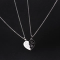 Detailansicht der Best Friends Herzanhänger in Schwarz und Weiß mit Emaille-Oberfläche - Schwarz Weiß Herz Stil (NST-0335)